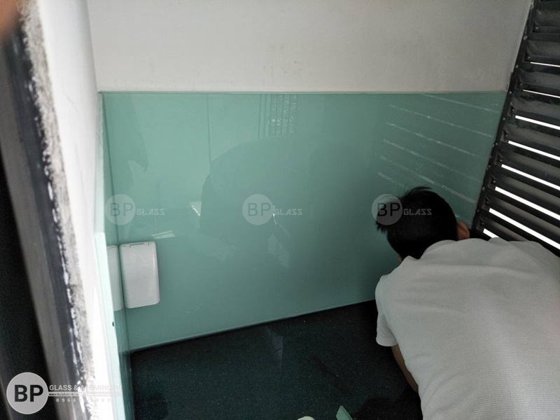 Kính màu ốp bếp nhà Cô Yên số 87 Lĩnh Lam